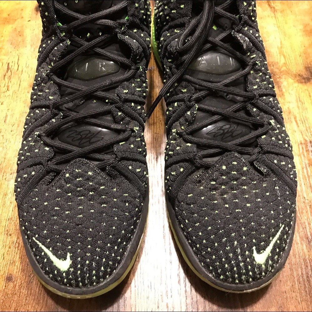 Nike Air Tennis Shoes